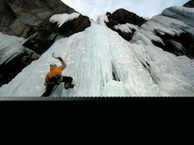 Grimpeur sur une cascade de glace à Tignes